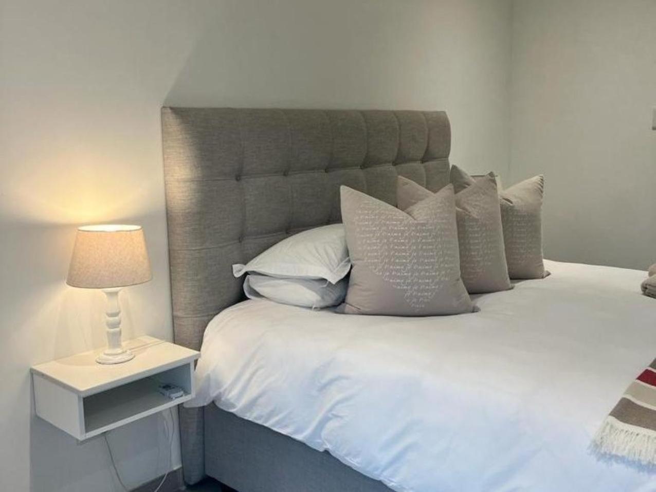 Kelly'S Beachfront Apartments Port Alfred Room photo