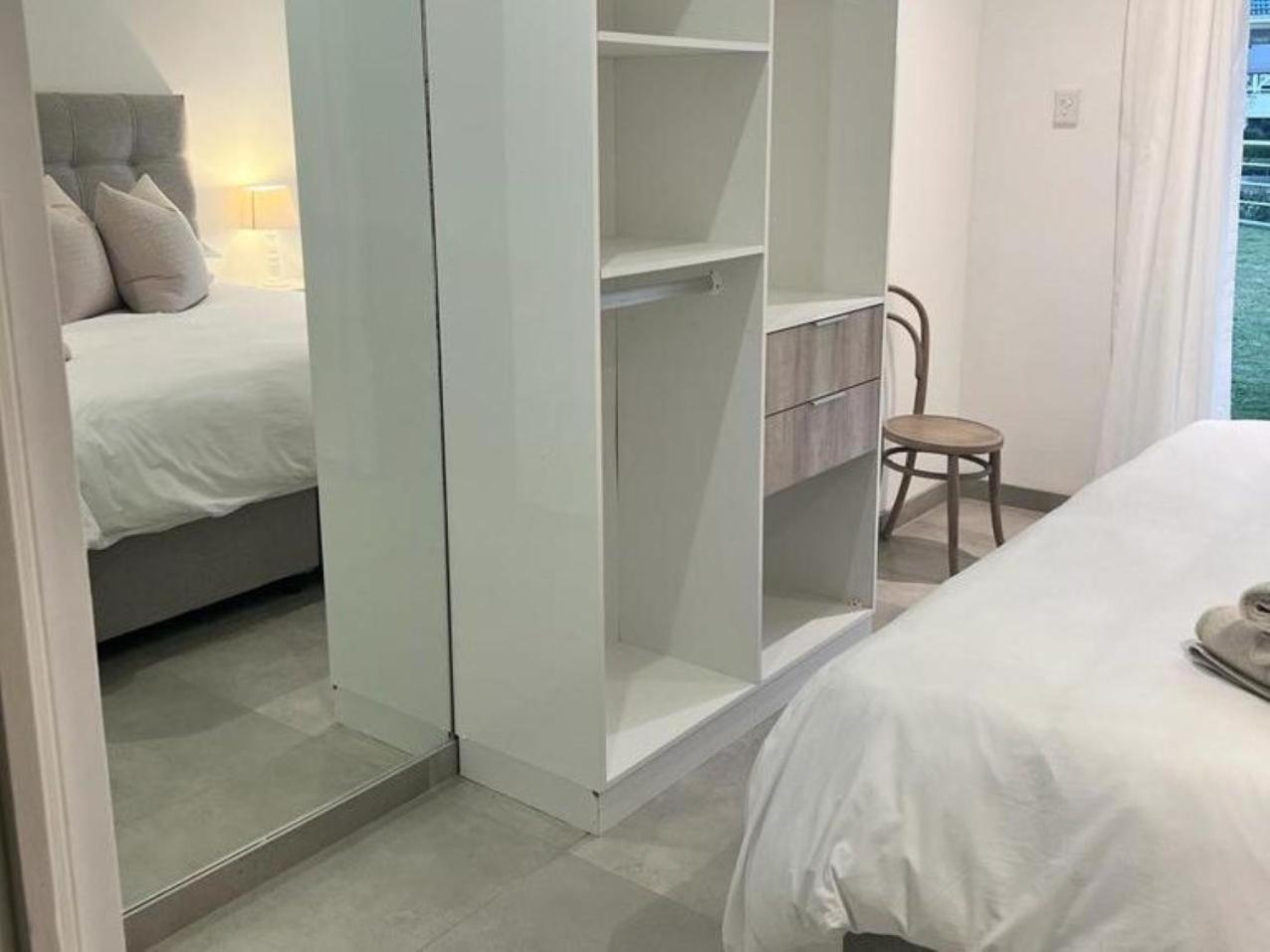 Kelly'S Beachfront Apartments Port Alfred Room photo